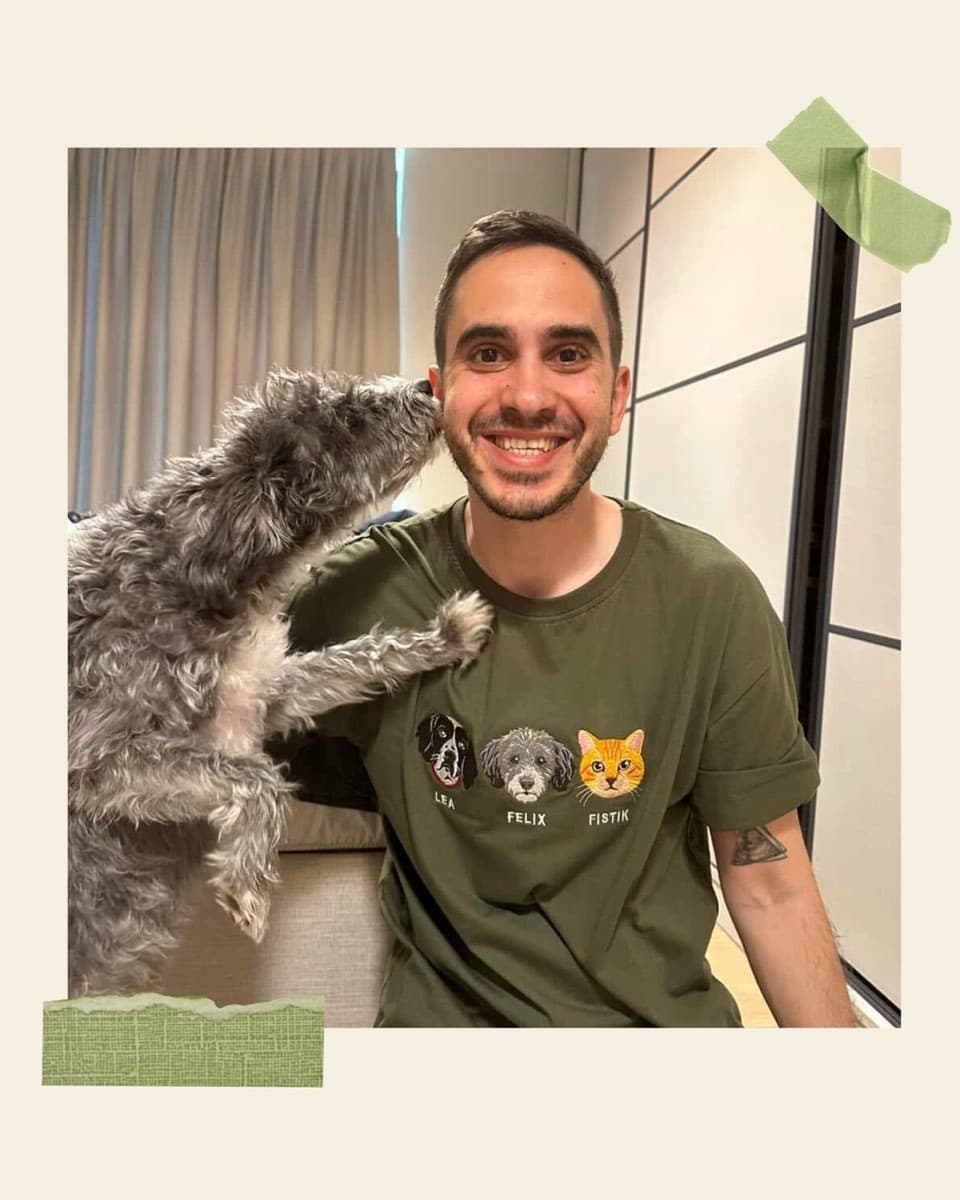 Müşteri, köpeğiyle birlikte nakışlı haki tişörtüyle