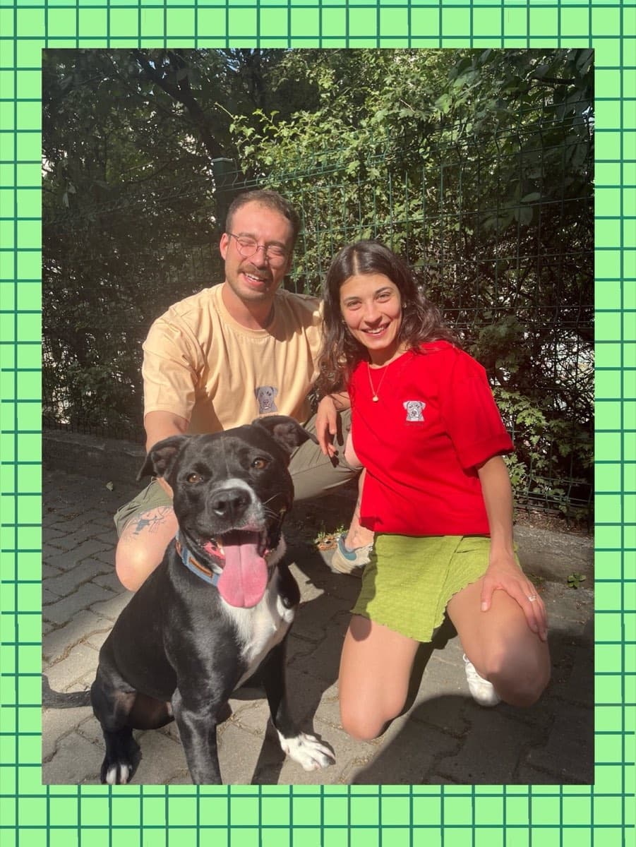 Aile, köpekleriyle birlikte nakışlı tişörtleriyle