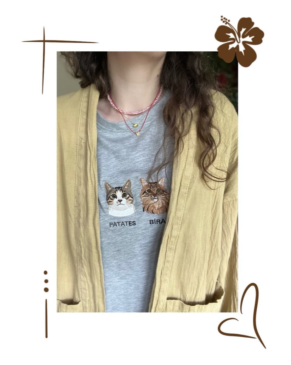 Gri tişört üzerine iki kedi nakışı, günlük kombin