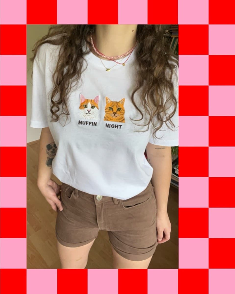 Beyaz tişört üzerine iki kedi portresi nakışı