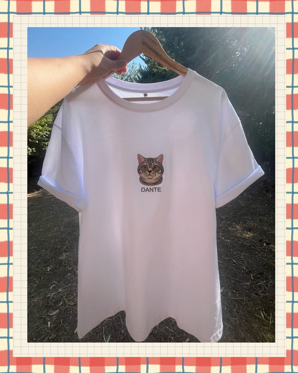 Beyaz oversize tişört üzerine kalp hizasında kedi nakışı